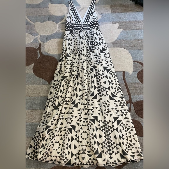BcbgMaxAzria Embellished Plunging V- neck Silk Cream & Black Geo Maxi Dress - Picture 2 of 8